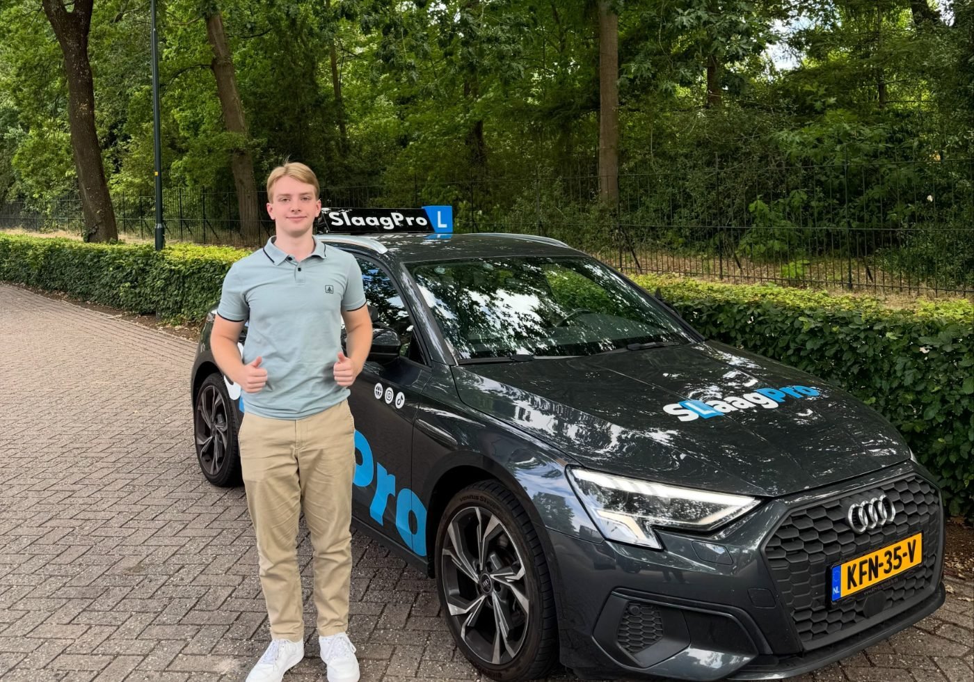 Leerling van SlaagPro bij de Audi lesauto (schakel)